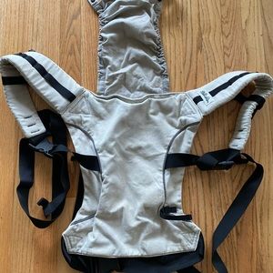 Catbirdbaby Pikkolo carrier in pale grey.